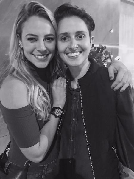 Paolla Oliveira posa com Carol Duarte nos bastidores de "A Força do Querer" - Reprodução/Instagram/paollaoliveirareal