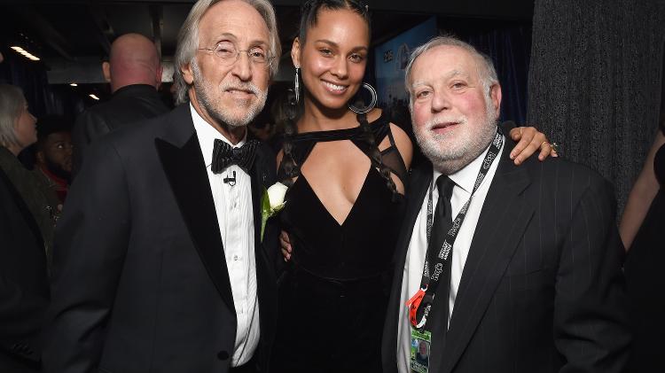 Neil Portnow, Alicia Keys e Ken Ehrlich nos bastidores do Grammy 2018 - Getty Images - Getty Images