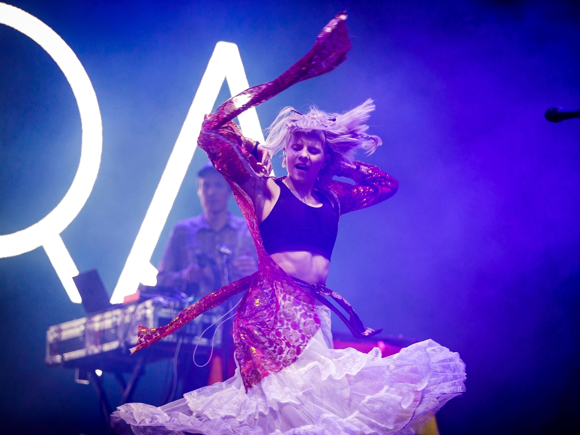 Aurora leva multidão ao Lolla e deixa de fora hit de Deus Salve o Rei -  25/03/2018 - UOL Entretenimento