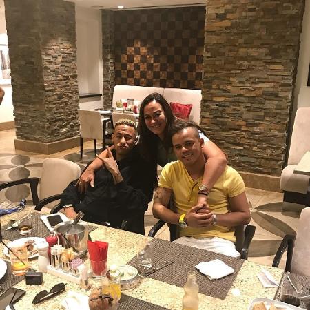 Neymar em jantar com a mãe, Nadine, e o irmão de criação, Jota Amâncio - Reprodução/Instagram/nadine.goncalves