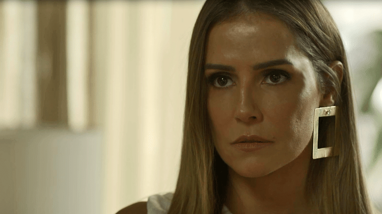 Karola tenta esconder o incômodo com a presença de Rosa - Reprodução/Gshow - Reprodução/Gshow