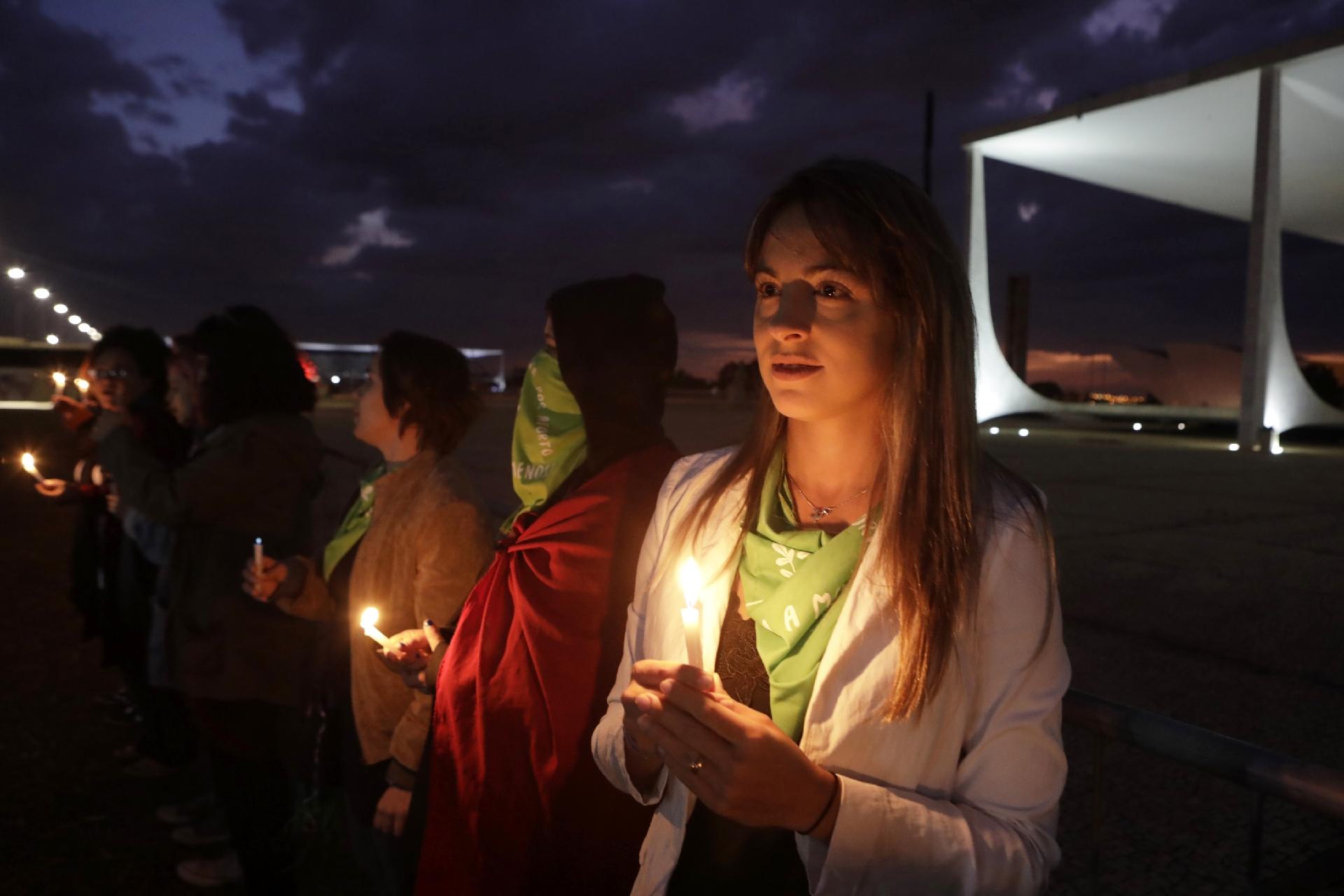 Anjuli Tostes, militante dos direitos das mulheres, faz vigília em frente ao STF contra a criminalização do aborto - Lúcio Távora/UOL