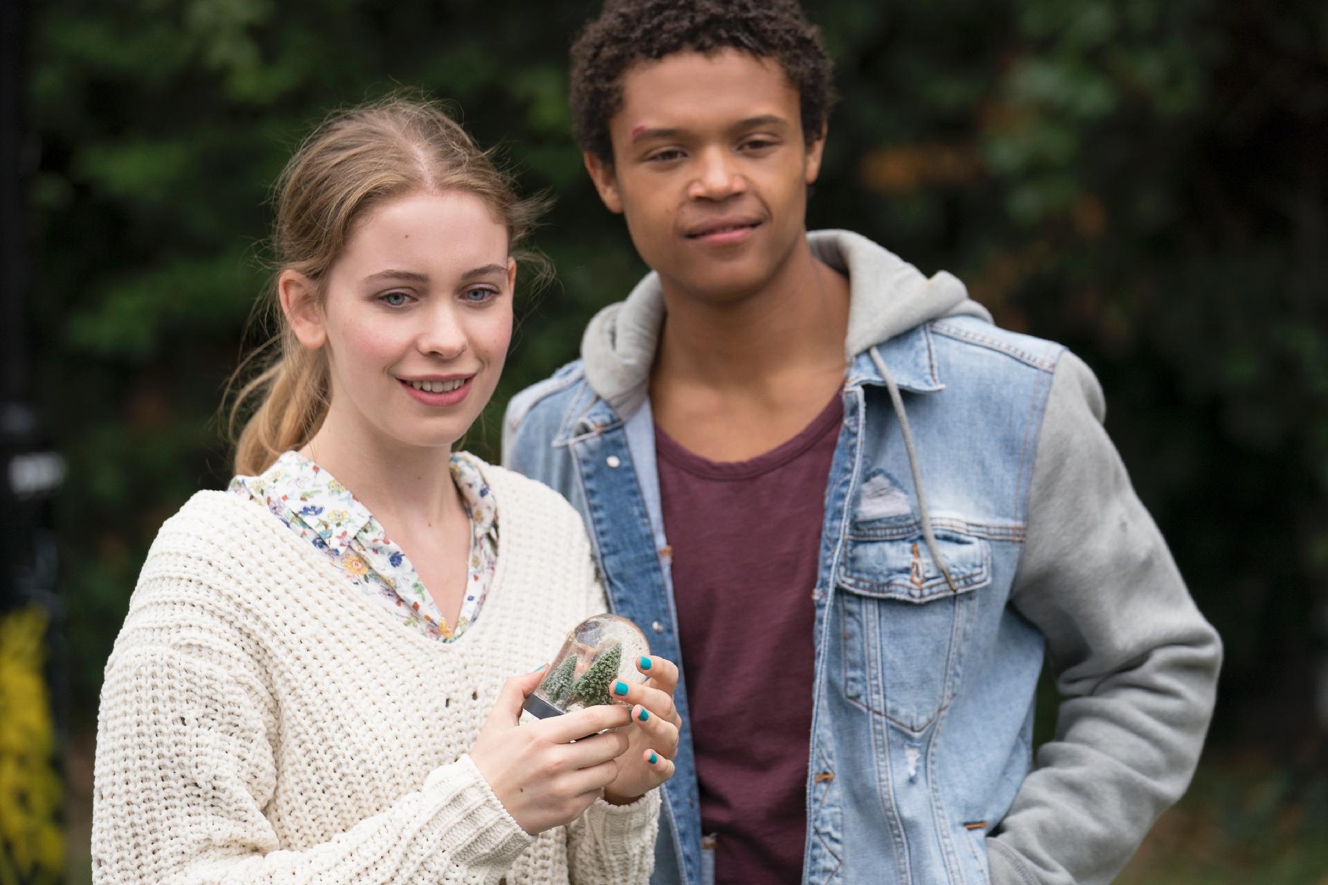 June (Sorcha Groundsell) e Harry (Percelle Ascott) em cena de "Os Inocentes", da Netflix - Divulgação/Netflix