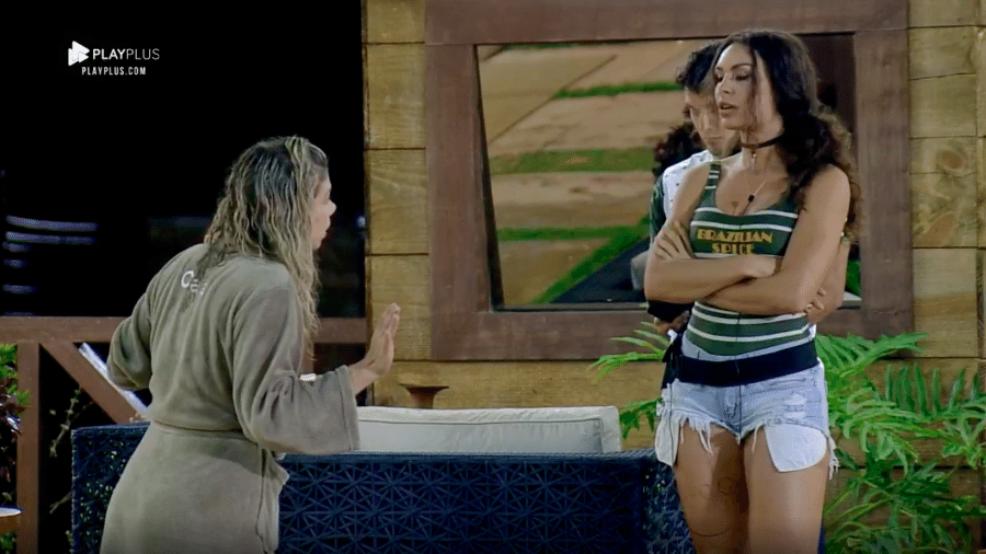 Catia e Fernanda discutem em "A Fazenda" - Reprodução/PlayPlus