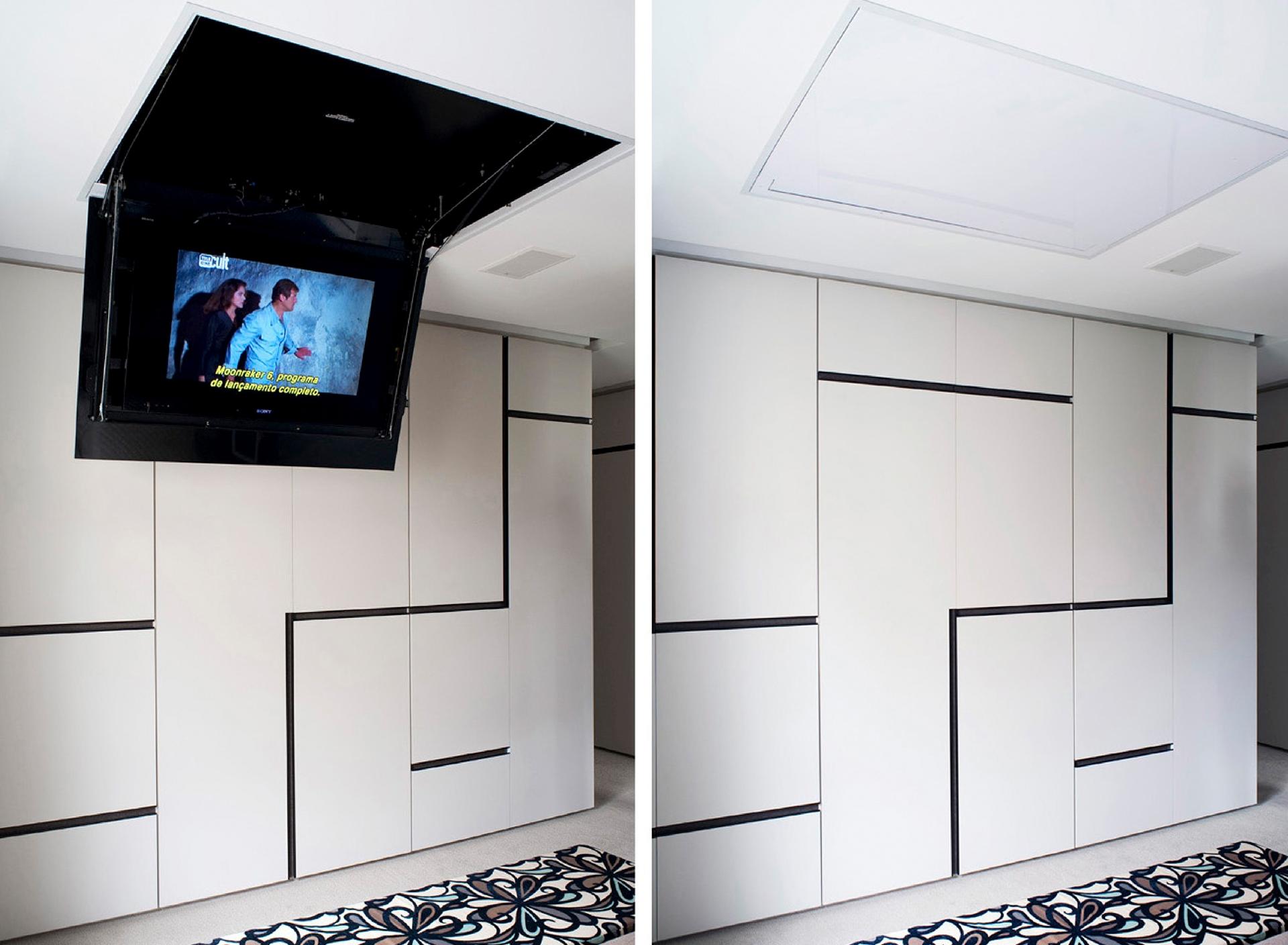 Os donos desse quarto não queriam abrir mão da quantidade de armários, mas, ao mesmo tempo, gostariam de assistir os programas prediletos sem sair da cama e controlar tudo via smartphones e tablets. A solução encontrada pelas arquitetas da KTA Arquitetura foi embutir a TV no forro de gesso com a ajuda de uma peça (lift), que funciona como se fosse um pequeno elevador - Célia Mari Weiss | Divulgação