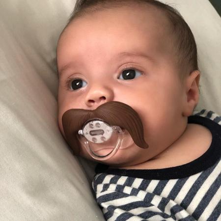 Giuseppe, filho de Valentina Francavilla, usa chupeta com bigode em homenagem a Ratinho - Reprodução/Instagram/valentinafrancavilla