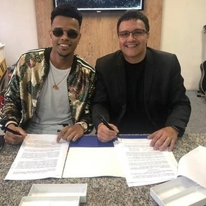 MC Zaac e o presidente da Universal, Paulo Lima, durante assinatura do contrato - Divulgação - Divulgação