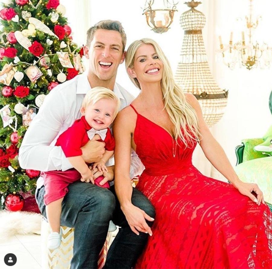 Família feliz! Karina Bacchi, Amaury Nunes e Enrico celebram o Natal: "Que o Papai Noel chegue trazendo mais alegria em nossas Vidas ! Aproveitem pra curtir a família nessa noite ! Mamãe disse que a Vida passa rápido demais e que devemos vivenciar cada momento com intensidade!", escreveu Karina no Instagram do filho - Reprodução/Instagram