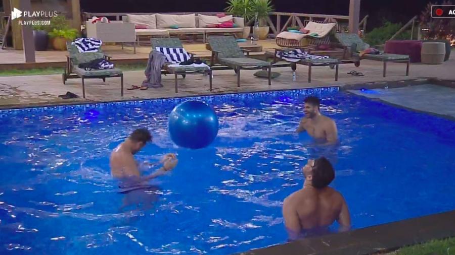 Lucas Viana, Guilherme Leão e Netto jogam bola na piscina - Reprodução/PlayPlus
