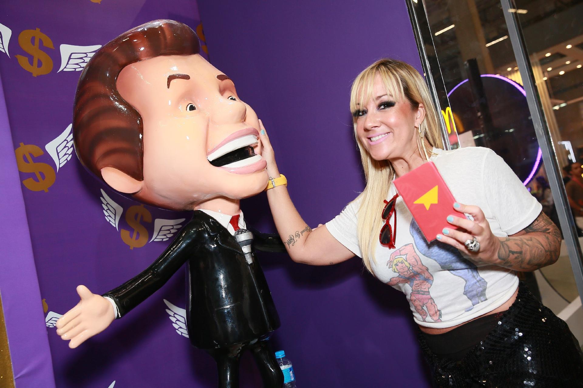 Vivi Fernandez brinca com boneco do Sílvio Santos no estande do SBT na CCXP 2019 - Iwi Onodera/UOL