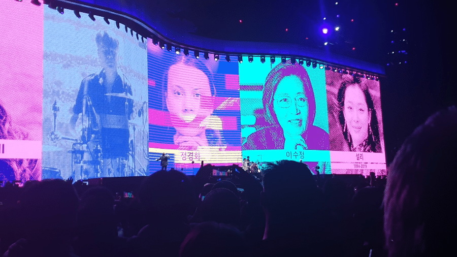 U2 presta homenagem à cantora de k-pop Sulli e outras sul-coreanas - Reprodução/Twitter/@gyumstagram