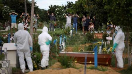 Enterro em Manaus de uma vítima da covid-19 - REUTERS/Bruno Kelly / BBC News Brasil