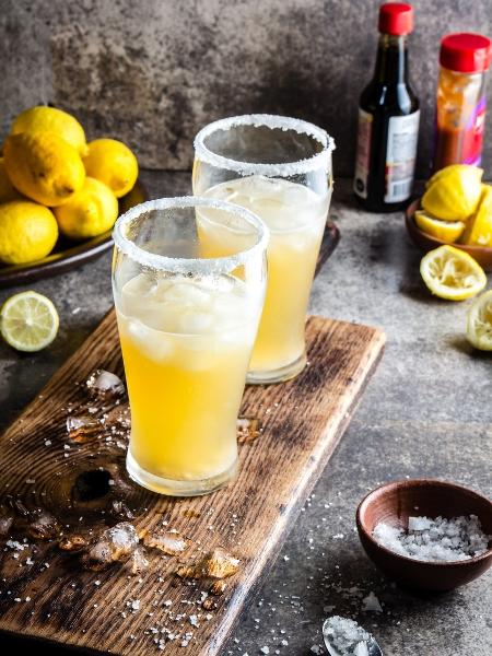 Cozumel: drink preparado com cerveja, limão, sal e gelo - iStockphotos