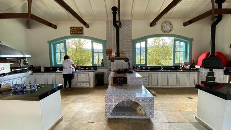 Cozinha de Ana Maria tem azulejos portugueses e é perfeita para preparar aquela comidinha gostosa do interior - Reprodução - Reprodução