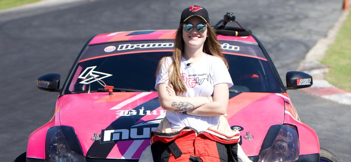 Bruna já tem quatro anos de experiência no mundo do drift - Divulgação