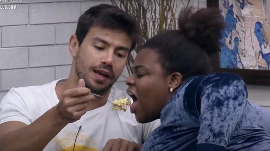 Mariano dá comida na boca de Jojo Todynho - Reprodução/RecordTV