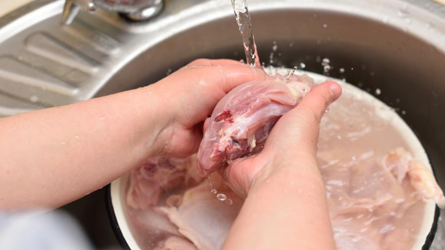 Frango lavado na pia: é preciso cuidado ao realizar o processo - Dmitriy Pridannikov / EyeEm/Getty Images