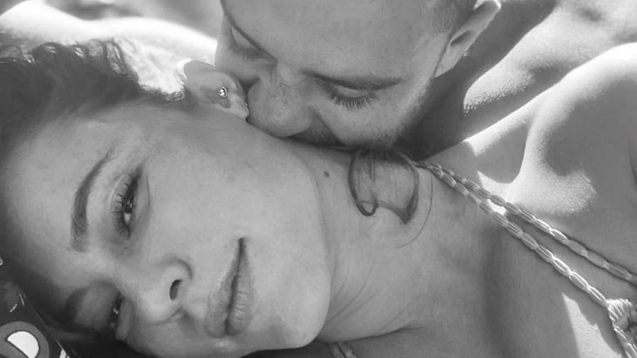 Diogo Nogueira postou clique em que beija o pescoço de Paolla Oliveira - Reprodução/Instagram