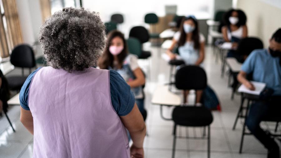 Professora em sala de aula - FG Trade/Getty Images