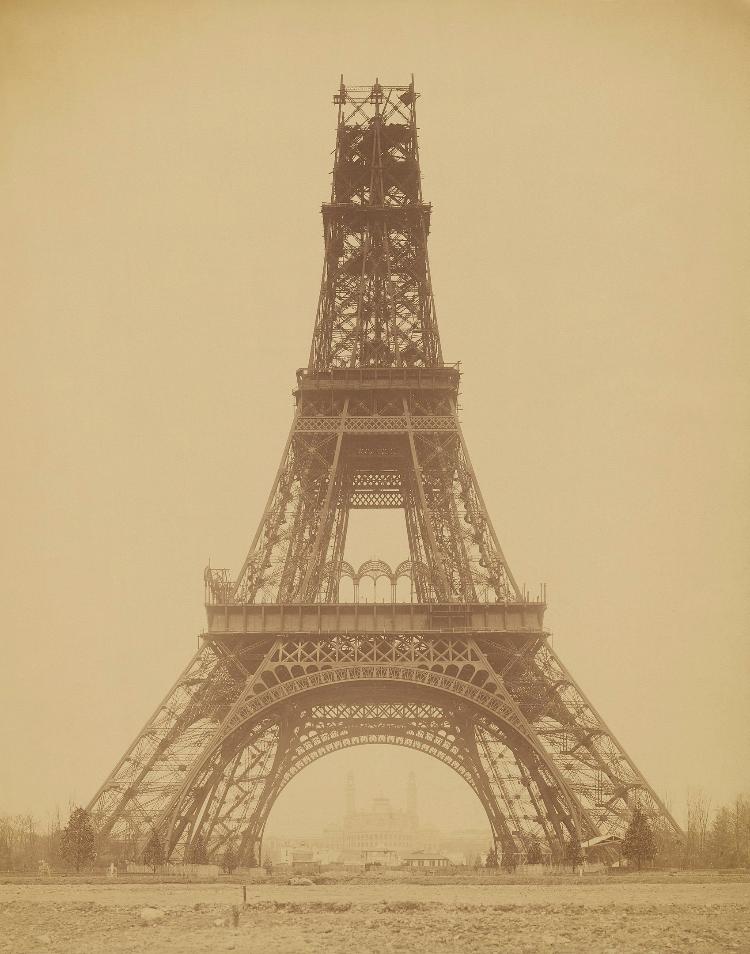A Torre Eiffel em 23 de novembro de 1888, meses antes de ser completada e inaugurada para a Exposição de Cem Anos da Revolução Francesa, em 1889
