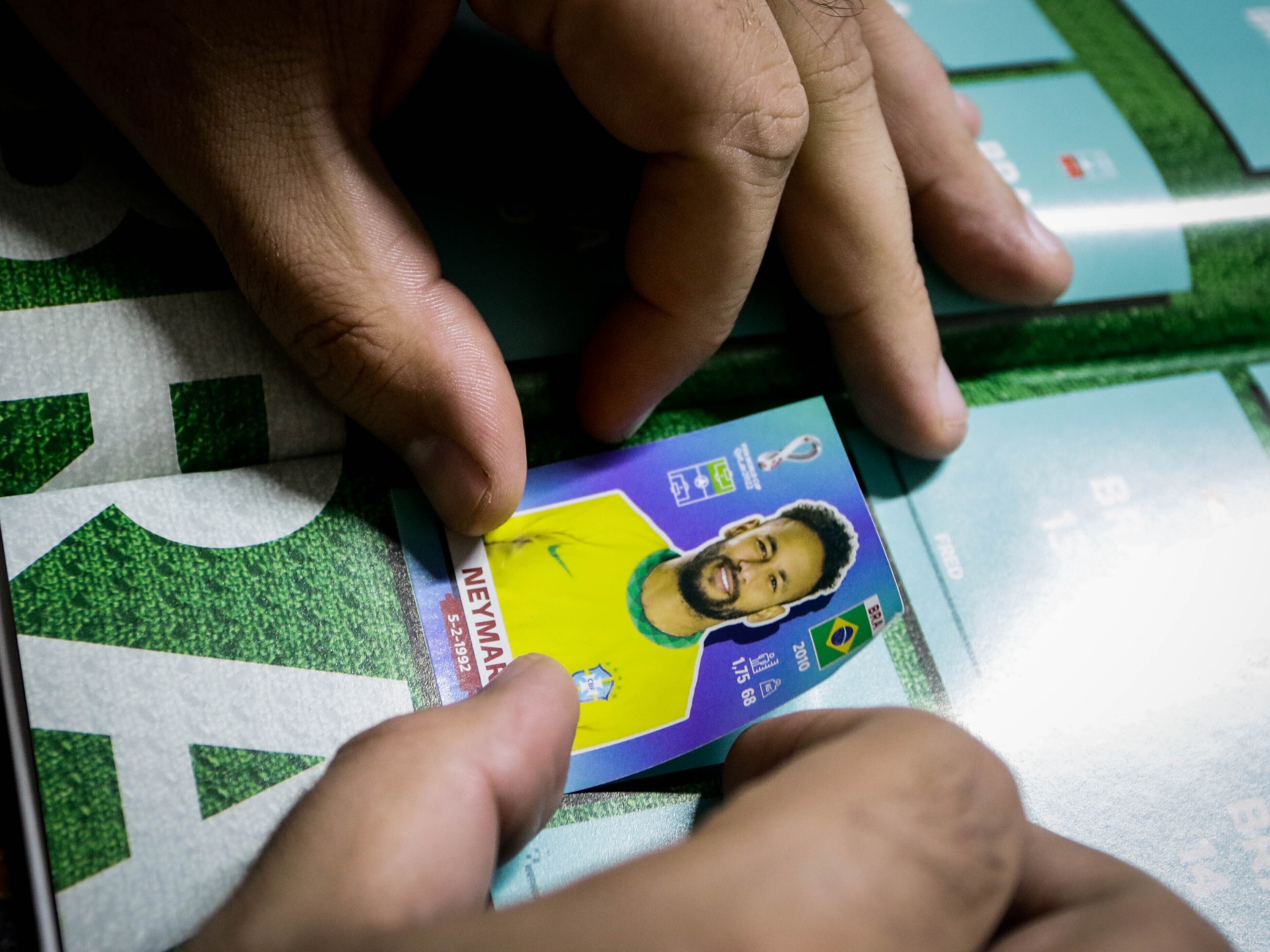 Quer reciclar o papel da figurinha do álbum da Copa? Casal de SP deu jeito  - 18/09/2022 - UOL ECOA