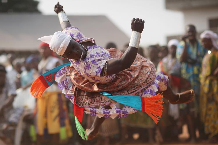 Homem dança durante cerimônia durante o festival de vodu que acontece todo dia 10 de janeiro no Benin