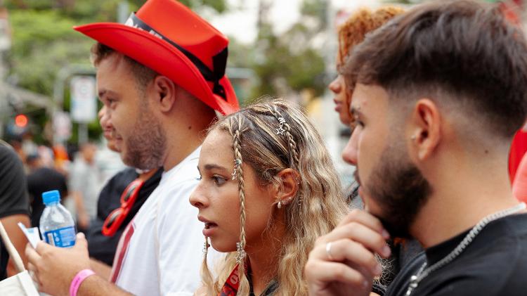 Fãs se vestem de vermelho para ver a estreia da turnê do cantor Jão, em São Paulo