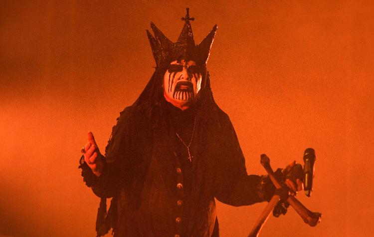 Num visual de papa do inferno, King Diamond se apresenta com o Mercyful Fate no México, em 2022; grupo dinamarquês volta ao Brasil em abril para o festival Summer Breeze, em São Paulo