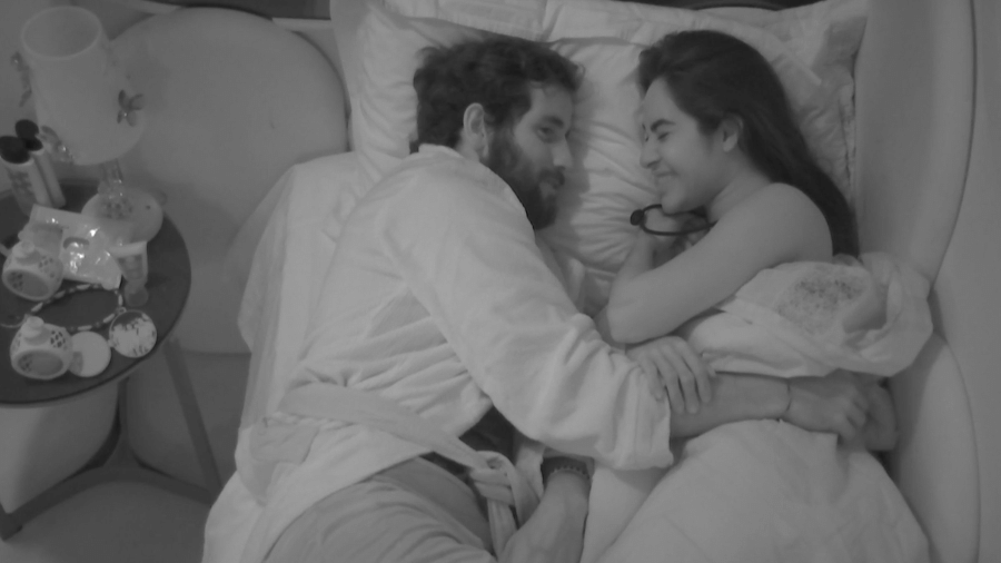 BBB 24: Isabelle e Matteus trocam carinhos na cama