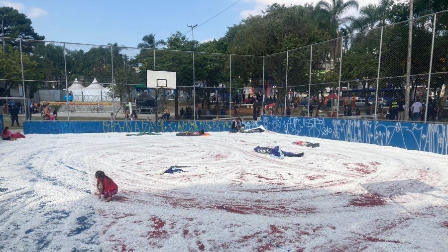 Virada Cultural: Crianças brincam com 'neve' feita de isopor em quadra na Arena Campo Limpo