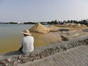 Tunísia usa areia do deserto para evitar sumiço de praias turísticas