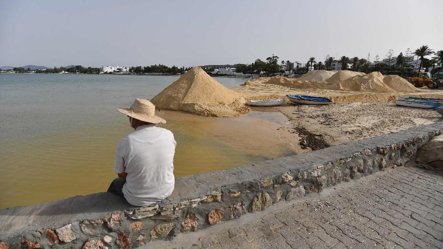 Em Hammamet, na Tunísia, areia do deserto é espalhada para evitar desaparecimento da praia