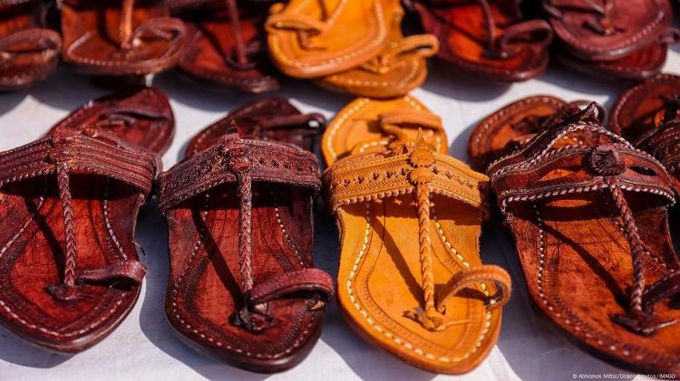As rasteirinhas Kolhapuri originais podem ser encontradas em mercados na Índia por cerca de R$ 60 As rasteirinhas Kolhapuri originais podem ser encontradas em mercados na Índia por cerca de R$ 60