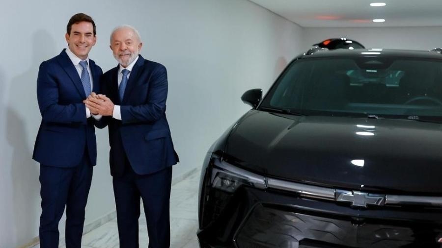 Presidente Lula recebe carro elétrico em regime de comodato por parte da GM