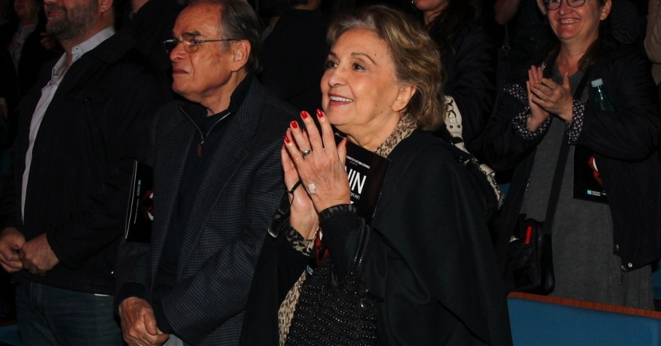 25.jul.2015 - Eva Wilma aplaude elenco do espetáculo "Nine - Um Musical Felliniano", durante sessão em São Paulo