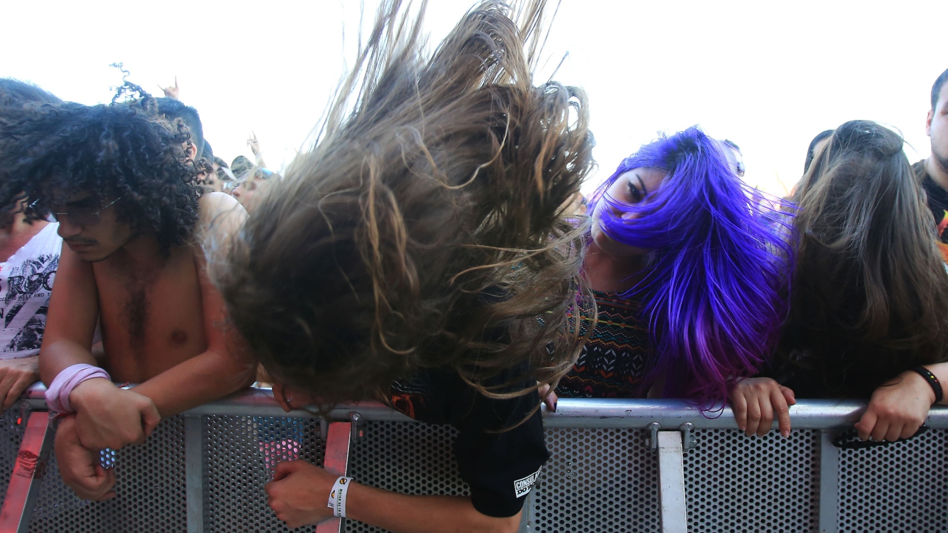 "Banguear" é a forma aportugesada do verbo "to bang", que, no vocabulário dos fãs de heavy metal, significa bater cabeça. Pois foi exatamente isso que dezenas de milhares de fãs fizeram neste 2º dia de Rock in Rio, dedicado a alguns dos nomes mais pesados dessa vertente, como Korn, Gojira,   Headbangers batem cabeça em show no Rock in Rio, no início do "dia do metal" na Cidade do Rock - Marco Antonio Teixeira/UOL