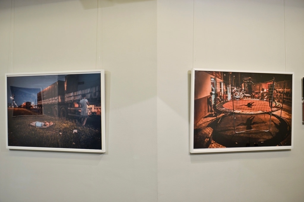 Imagens da exposição "Estradas dos Grãos", do brasileiro Ricardo Teles, que denuncia desperdício de alimentos nas estradas brasileiras - Divulgação