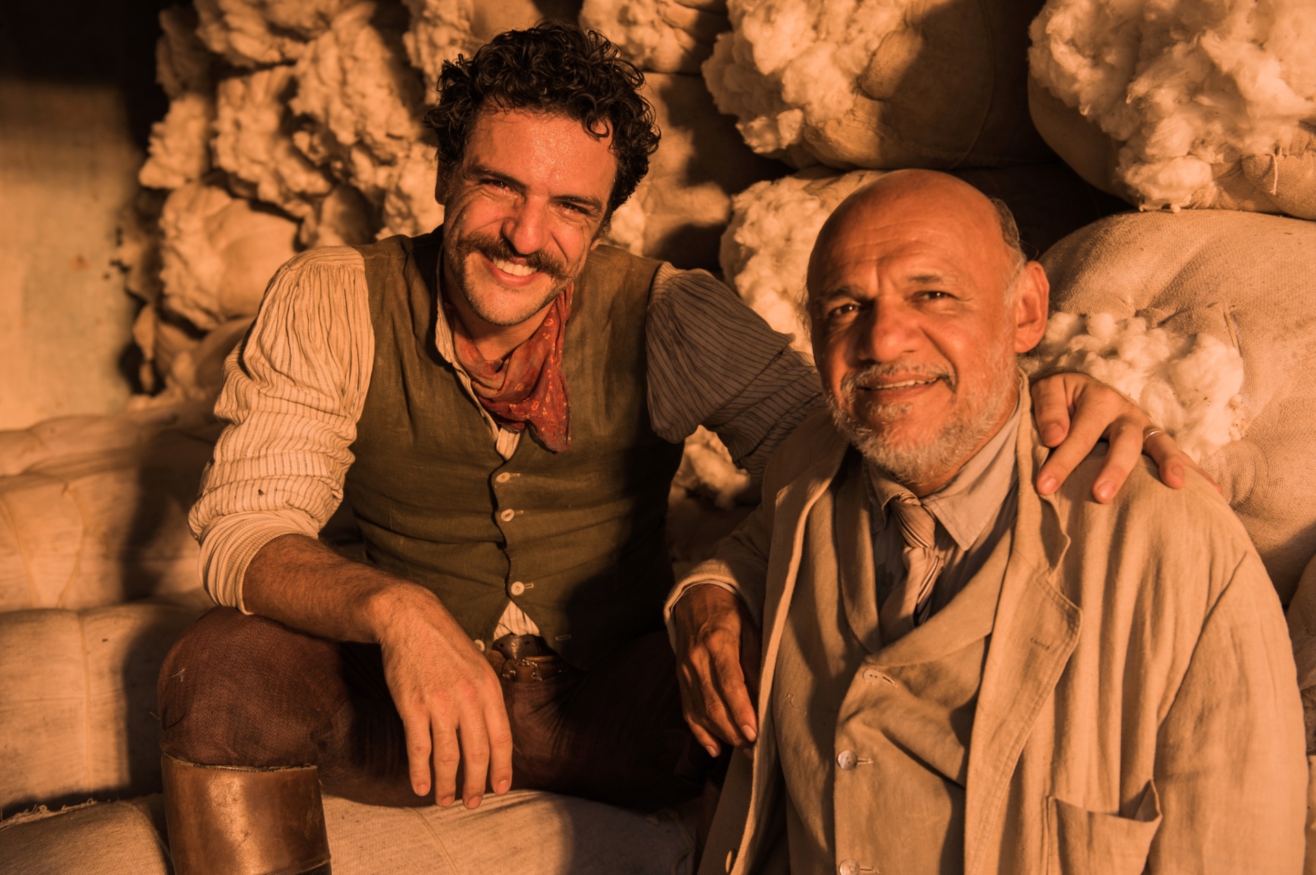 Na nova novela das 21h da Globo, "Velho Chico", Rodrigo Lombardi interpretará o capitão Rosa e Chico de Assis (dir.) fará o coronel Salgado. Os dois gravaram cenas no sertão de Alagoas. A trama tem previsão de ir ao ar a partir de 14 de março, no lugar de "A Regra do Jogo" - Globo/Caiuá Franco