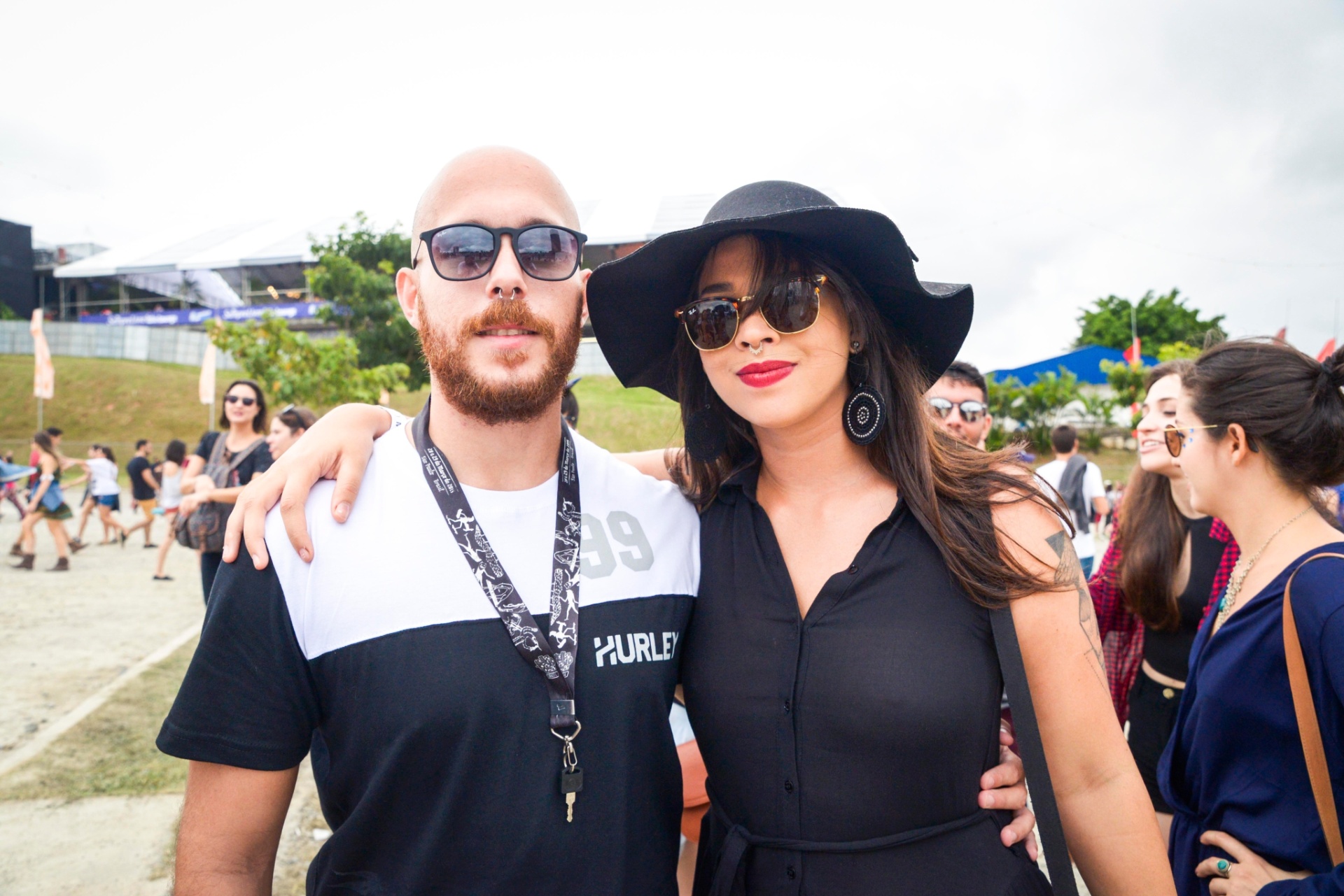 13.mar.2016 - Casal curte abraçadinho o segundo dia de Lollapalooza Brasil 2016 - Rafael Roncato/UOL