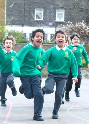 Crianças correm em escola na Escócia - Terry Scott/Splash News/Reprodução