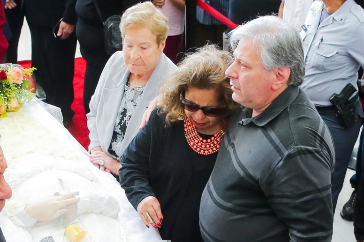 16.mai.2016 - Angela Maria se emociona ao se aproximar do caixão de Cauby Peixoto. Ela fazia a turnê "120 Anos de Música" ao lado do amigo - Manuela Scarpa/Brazil News