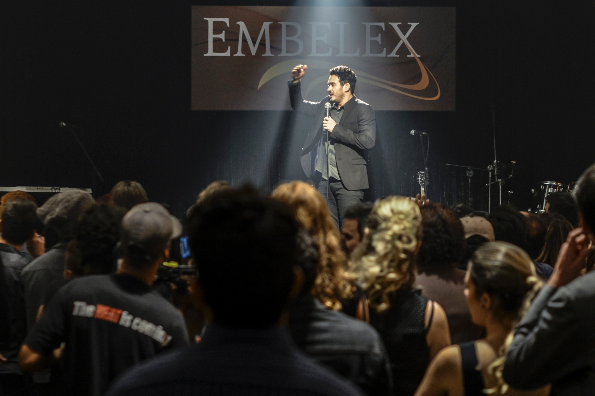8.jun.2016 - Cena da comédia "Festa da Firma", que o diretor carioca André Pellenz rodou em um salão de cerca de 500 metros quadrados de um hotel na Barra da Tijuca, zona oeste do Rio. - Paprica Fotografia