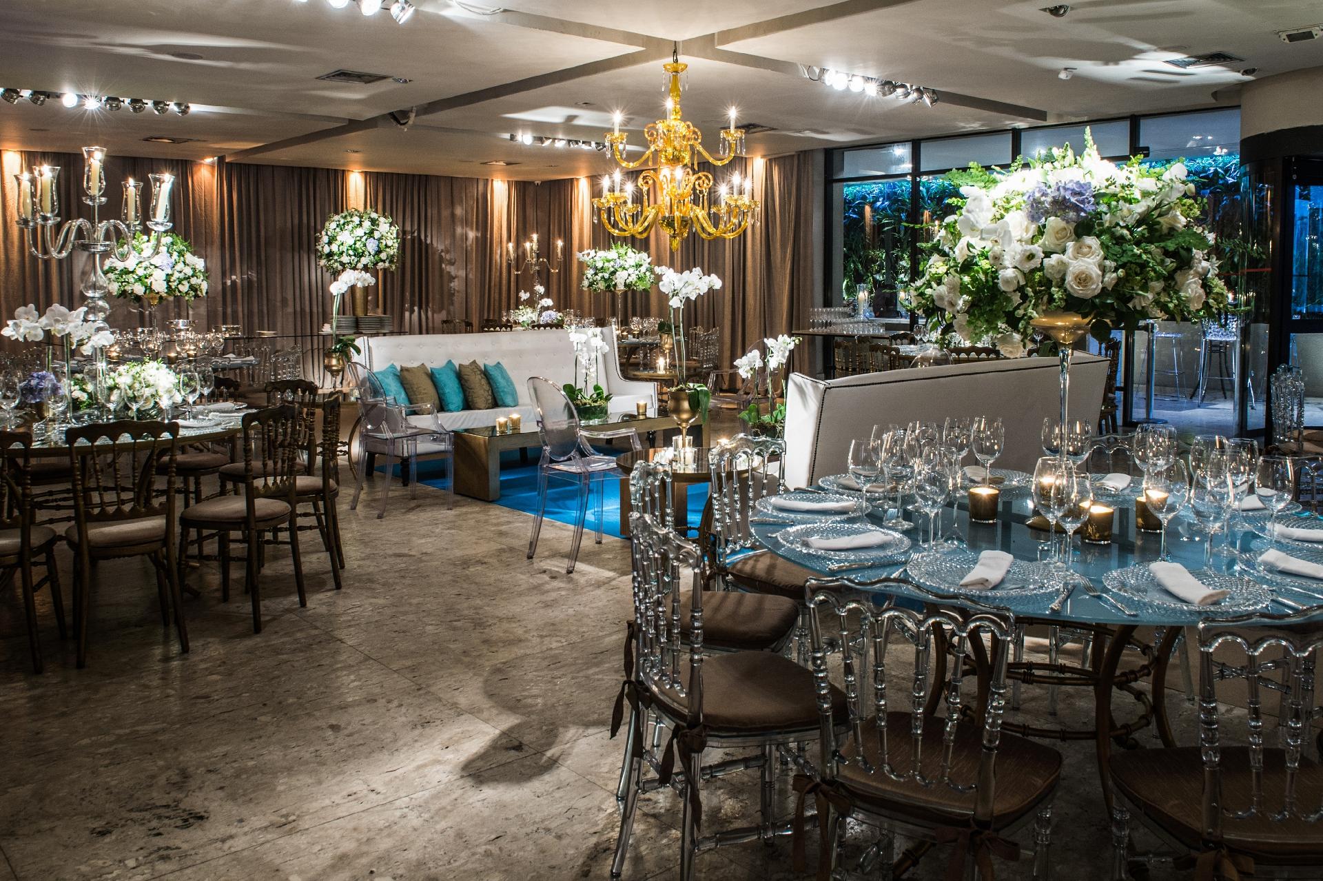 No espaço destinado ao jantar, foram utilizadas mesas com formatos diferentes e cadeiras mais contemporâneas para trazer mais leveza para a festa. O mobiliário foi alugada na 100% Eventos (www.cemporcentoeventos.com.br) - Lan Rodrigues