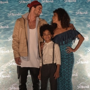 Pablo Morais (Nuno), Cinara Leal (Vanda) e Lucas Sapucahy (Cauã) formam uma família em "Sol Nascente" - Estevam Avellar/TV Globo - Estevam Avellar/TV Globo