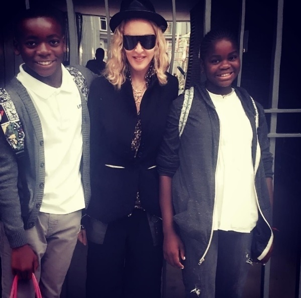 6.set.2016 - Não basta ser a rainha do pop, tem que ser mãe coruja também. Madonna publicou nesta terça foto com os filhos David e Mercy no primeiro dia de aula. "Estou bem com quatro horas de sono, eu juro", brincou ela, no Instagram - Reprodução/Instagram/madonna