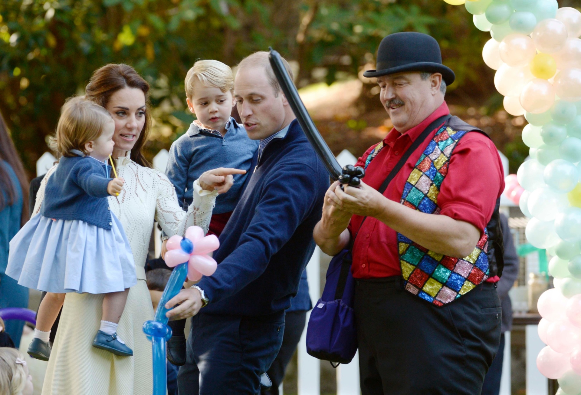 29.set.2016 - Príncipe William e Kate Middletton brincam com os filhos George e Charlotte durante visita da Família Real britânica a Victoria, no Canadá - Chris Wattie/Reuters