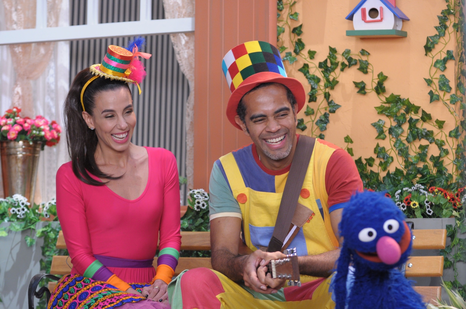 O casal Tania Khalill e Jair Oliveira gravam com o boneco Glover participação na série infantil "Sésamo" - Jair Magri/TV Cultura