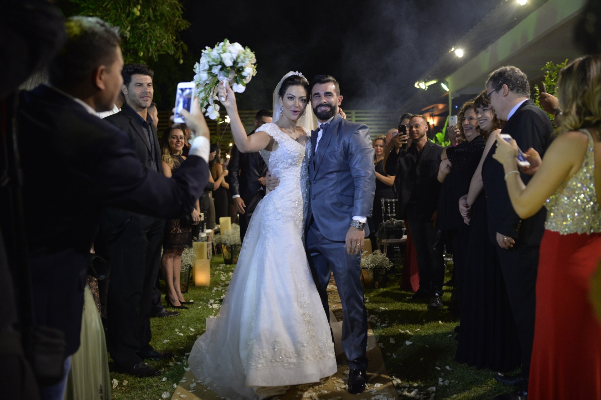 21.nov.2016 - Laura Keller e Jorge Sousa se casam no Rio. A cerimônia aconteceu ao ar livre, numa casa de festas na Taquara, Zona Oeste da cidade, com decoração simples, repleta de velas no chão e suspensas em árvores - Bruno Romão