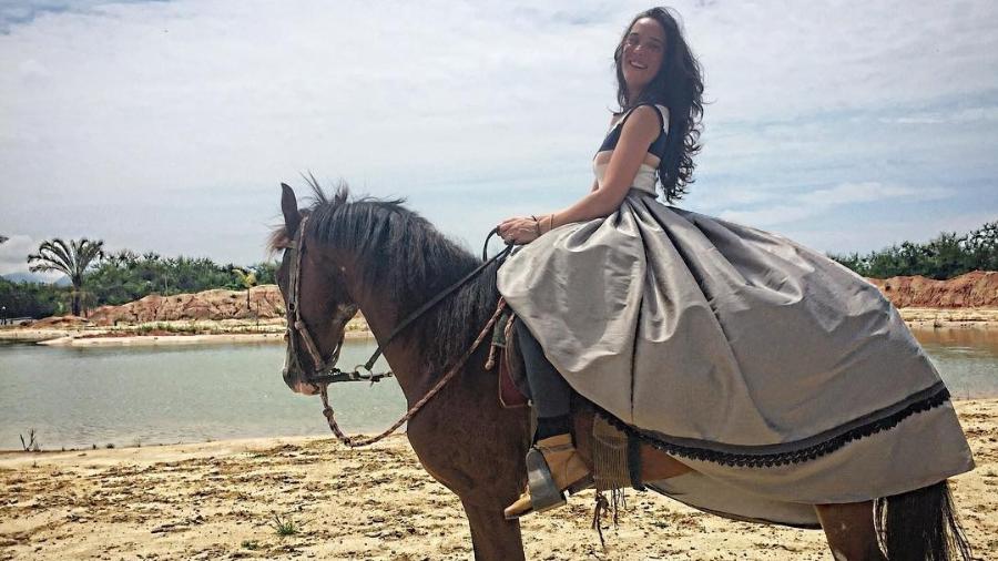 Adriana Birolli fez aulas de montaria para viver uma princesa em "Belaventura", sua estreia na Record - Reprodução/Instagram/adrianabirolli