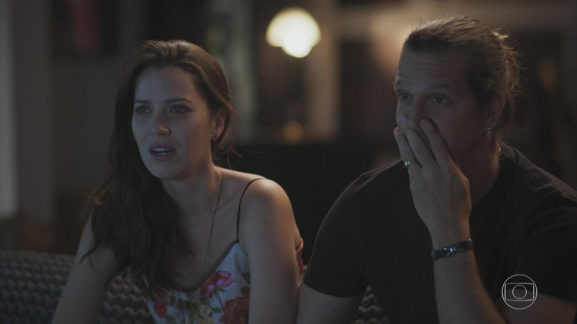 Júlia se choca com a notícia da morte de Alex e Gui a tranquiliza no último capítulo de "Rock Story" - Reprodução/TV Globo